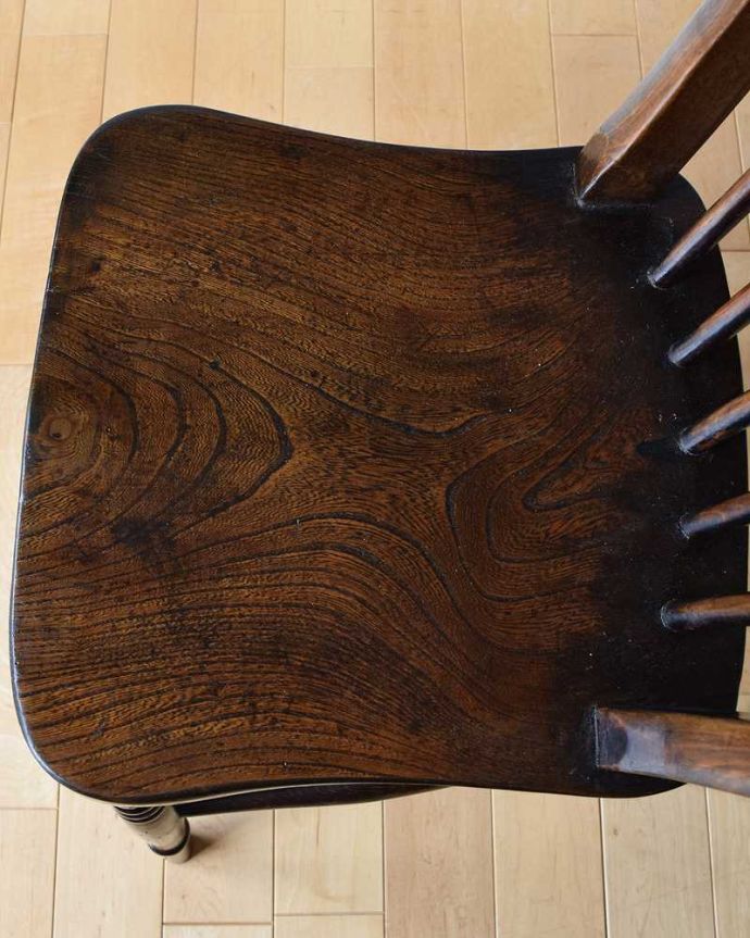 キッチンチェア　アンティーク チェア　背もたれがポイントのイギリス輸入の木製いす、アンティークキッチンチェア。座面に隠されたヒミツ座繰りと言って、お尻と太もも部分に彫が入っているんです。(k-1366-c)