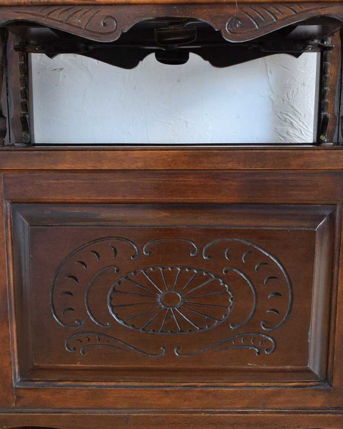 布座面　アンティーク チェア　英国から届いたアンティークチェア、収納付きのスツール（ピアノスツール）。まるで家具のように美しい彫り贅沢に施された彫りは、高級感漂う英国アンティークらしさ。(k-1367-c)