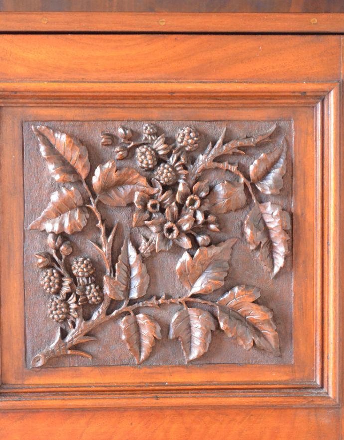 アンティークのキャビネット　アンティーク家具　1880年代のウォルナット材のミラー付き、彫りの美しさに誰もが魅了されるアンティークキャビネット。とっても美しい彫の装飾です。(k-1368-f)