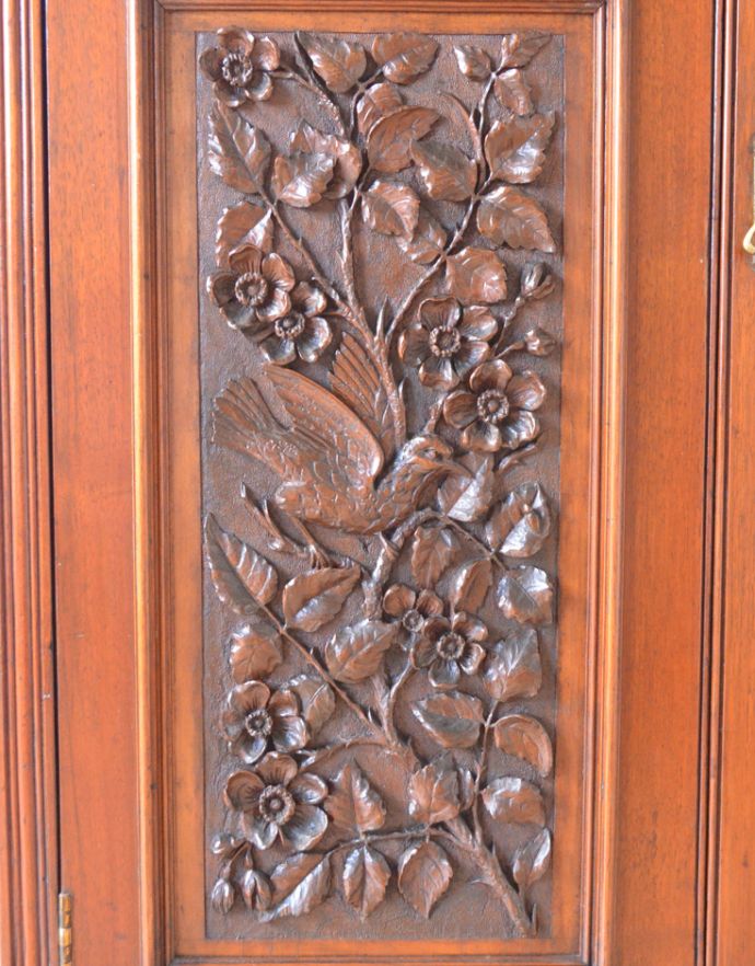 アンティークのキャビネット　アンティーク家具　1880年代のウォルナット材のミラー付き、彫りの美しさに誰もが魅了されるアンティークキャビネット。繊細な装飾は見とれる程美しいです。(k-1368-f)