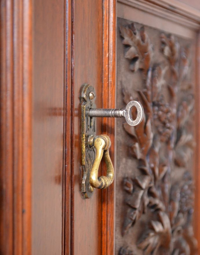 アンティークのキャビネット　アンティーク家具　1880年代のウォルナット材のミラー付き、彫りの美しさに誰もが魅了されるアンティークキャビネット。扉の取っ手は味わいのあるゴールドです。(k-1368-f)