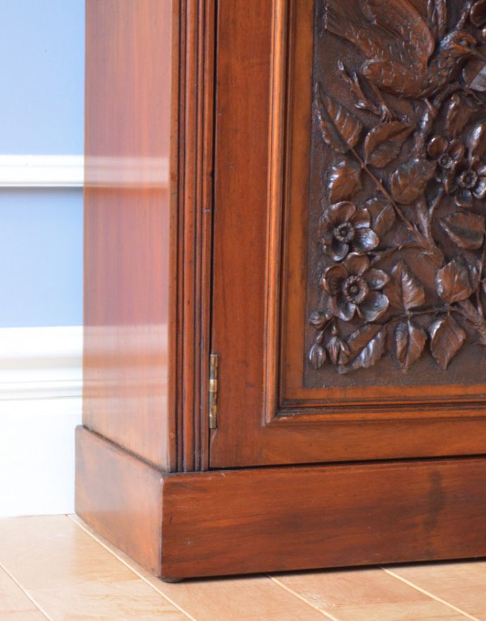 アンティークのキャビネット　アンティーク家具　1880年代のウォルナット材のミラー付き、彫りの美しさに誰もが魅了されるアンティークキャビネット。きちんと支えます。(k-1368-f)