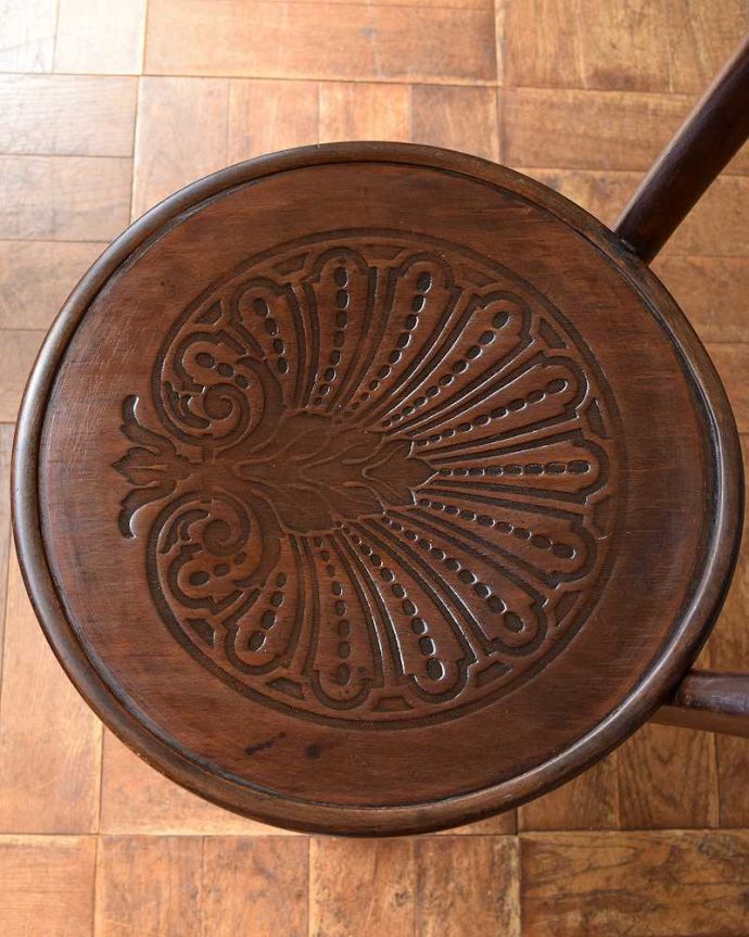 ベントウッドチェア　アンティーク チェア　美しい背もたれ模様のベントウッドチェア、英国で見つけたアンティーク椅子。座面も見どころ背もたれだけじゃなく座面にも注目！ベントウッドの座面には、美しい彫が。(k-1369-c)