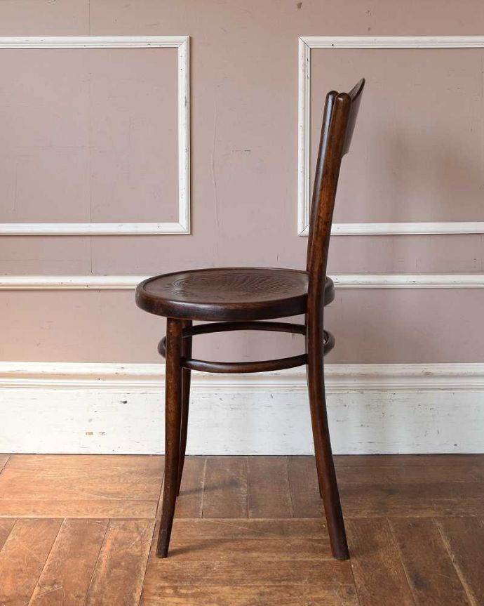 ベントウッドチェア　アンティーク チェア　美しい背もたれ模様のベントウッドチェア、英国で見つけたアンティーク椅子。横顔もほっこりデザイン横から見ても、なんだかほっこりぬくもりあるデザイン。(k-1369-c)