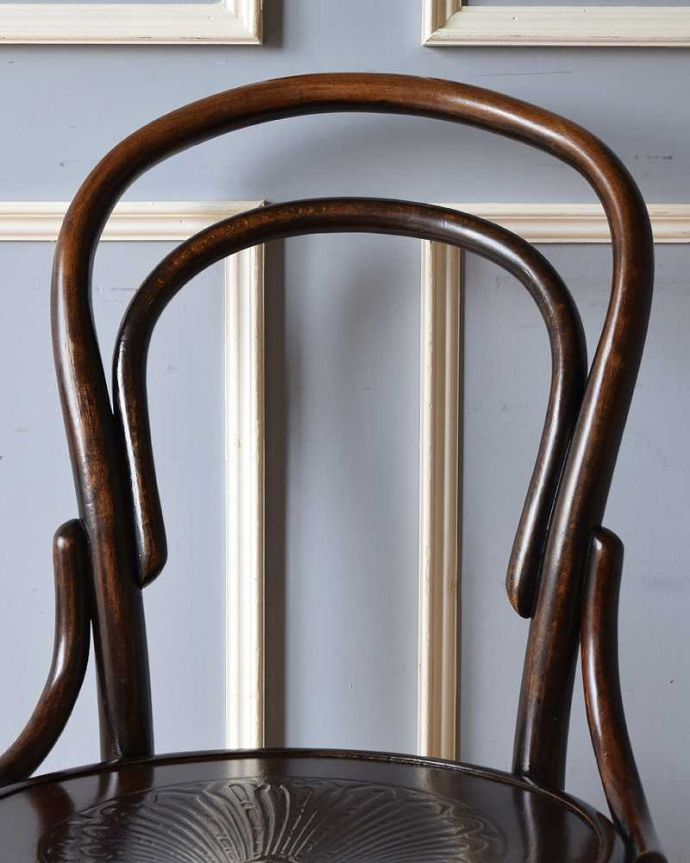 板座面　アンティーク チェア　ダブルループバックのベントウッドチェア、アンティークの英国輸入椅子。美しいだけじゃなくて強い！背もたれは木を切り出しているのではなく、1本の木材を蒸気で蒸して曲げているので、繊維が断ち切られず粘りがあって丈夫なんです。(k-1370-c)