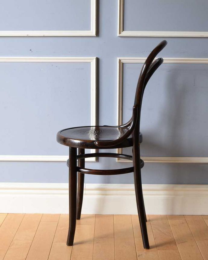 板座面　アンティーク チェア　ダブルループバックのベントウッドチェア、アンティークの英国輸入椅子。横顔もほっこりデザイン横から見ても、なんだかほっこりぬくもりあるデザイン。(k-1370-c)
