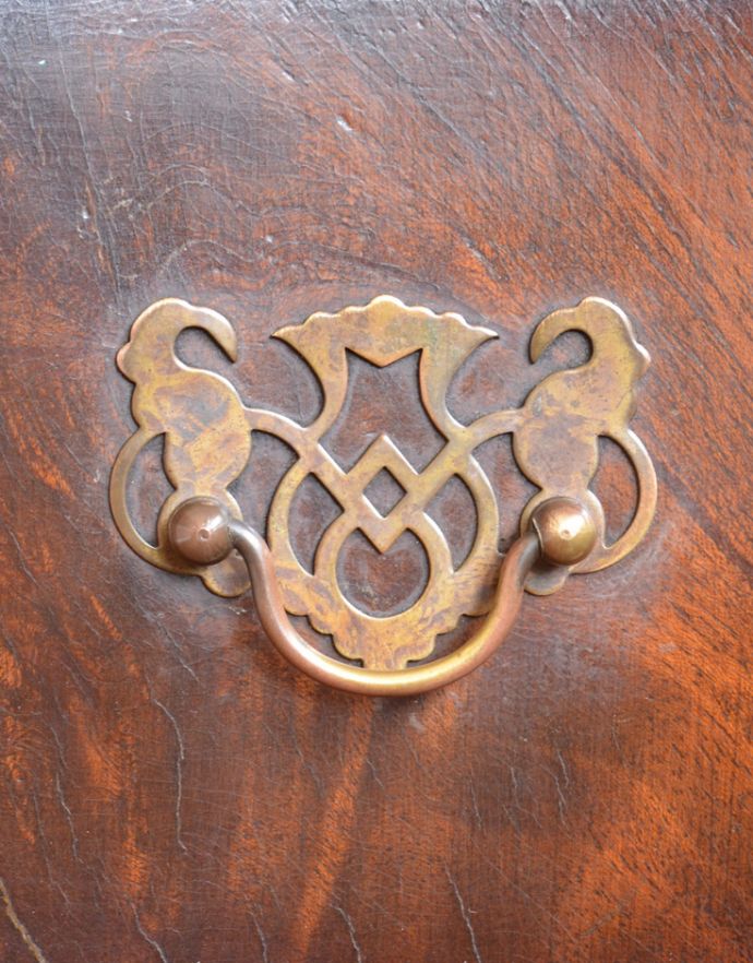 アンティークのチェスト　アンティーク家具　木目の美しさに魅了されるアンティーク英国家具、マホガニー材の４段チェスト。ハンドル形のオシャレな取っ手です。(k-1373-f)