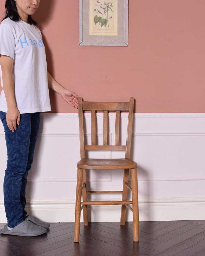 ダイニングチェア　アンティーク チェア　木製のナチュラルなスクールチェア、英国輸入のアンティーク椅子。なんとも言えないあたたかみのある椅子素朴なデザインの椅子は、なんだかほっこりあたたかい雰囲気なんです。(k-1374-c)