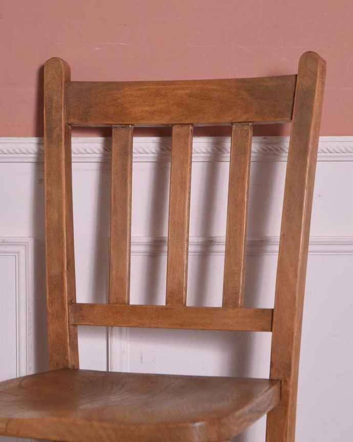 ダイニングチェア　アンティーク チェア　木製のナチュラルなスクールチェア、英国輸入のアンティーク椅子。背もたれは家庭のデザイン同じように見えて、それぞれ少しずつ違う背もたれのデザイン。(k-1374-c)