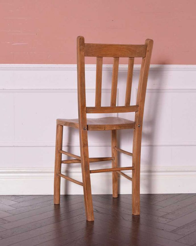 ダイニングチェア　アンティーク チェア　木製のナチュラルなスクールチェア、英国輸入のアンティーク椅子。後ろ姿にも自信アリ！並べた時に後ろから見ることも多い椅子。(k-1374-c)