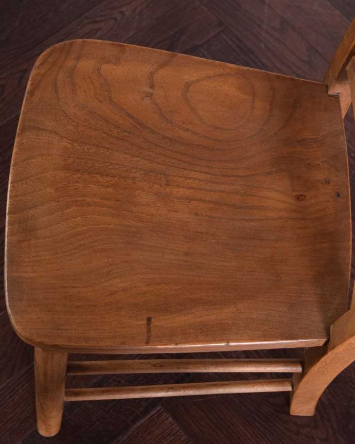 ダイニングチェア　アンティーク チェア　木製のナチュラルなスクールチェア、英国輸入のアンティーク椅子。座面に隠されたヒミツ座繰りと言って、お尻と太もも部分に彫が入っているんです。(k-1374-c)