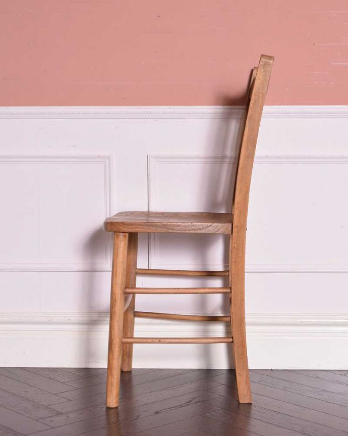 ダイニングチェア　アンティーク チェア　木製のナチュラルなスクールチェア、英国輸入のアンティーク椅子。横顔もほっこりデザイン横から見ても、なんだかほっこりぬくもりあるデザイン。(k-1374-c)