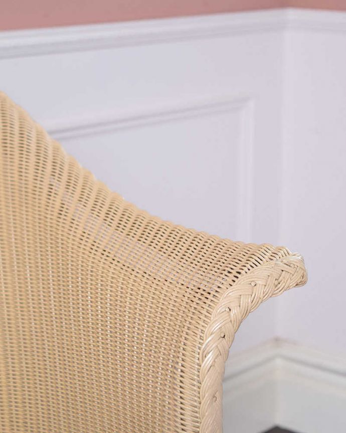ロイドルーム　アンティーク チェア　紙とワイヤーで造られているアンティークの椅子、英国のロイドルームチェア。アーム部分にも注目肘を掛けておけるアームチェアは座ったときにやっぱりラク。(k-1375-c)
