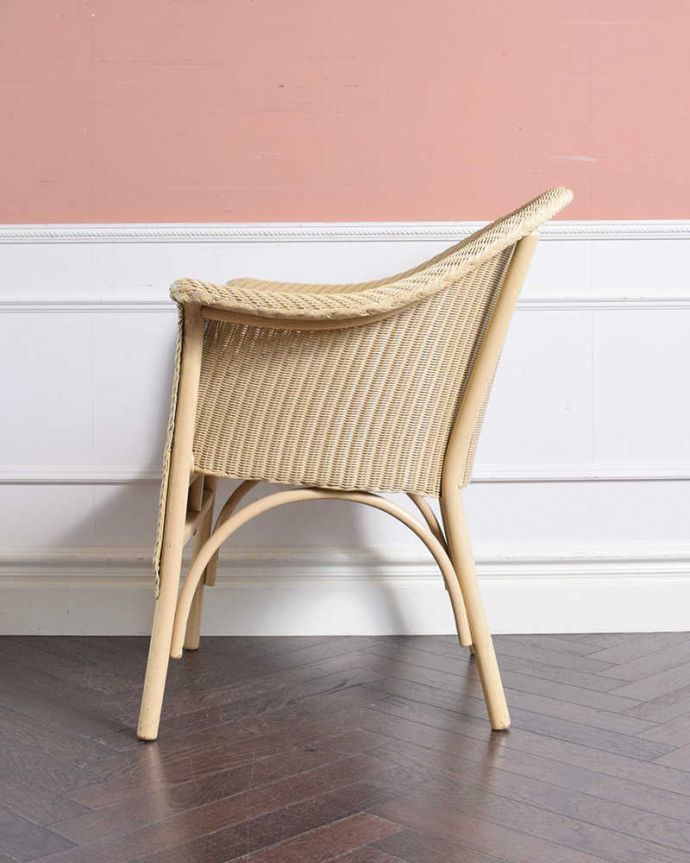 ロイドルーム　アンティーク チェア　紙とワイヤーで造られているアンティークの椅子、英国のロイドルームチェア。横から見るとこんな感じです背もたれがゆるやかにカーブしているので、深く腰掛けるとよりリラックスできます。(k-1375-c)