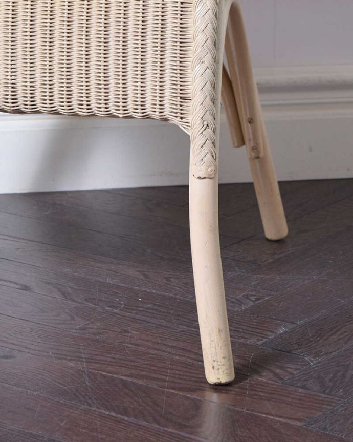 ロイドルーム　アンティーク チェア　紙とワイヤーで造られているアンティークの椅子、英国のロイドルームチェア。床を滑らせて移動出来ますHandleではアンティークチェアの脚の裏にフェルトキーパーをお付けしています。(k-1375-c)