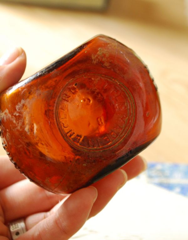 ナチュラルカントリースタイル　アンティーク雑貨　イギリス輸入のアンティーク雑貨、ガラスボトル（茶色）。ボトルの底はこんな感じです。(k-1375-z)
