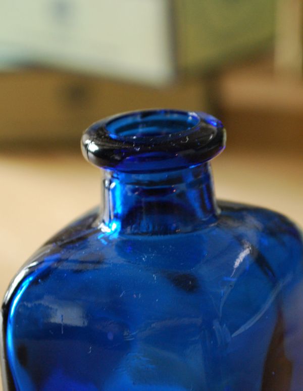 ナチュラルカントリースタイル　アンティーク雑貨　アンティークガラスボトル、美しいブルーのガラスボトル。窓辺に並べるとよりキレイに見えるブルーです。(k-1376-z)