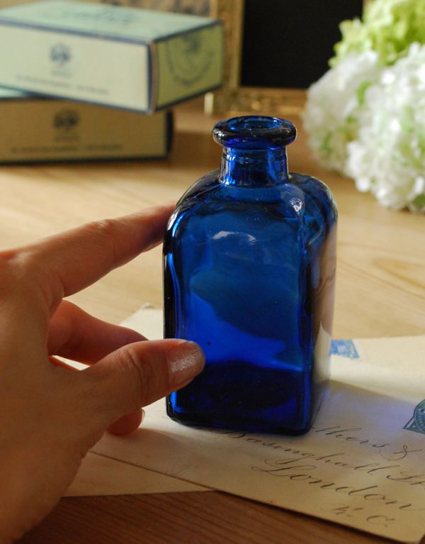 ナチュラルカントリースタイル　アンティーク雑貨　アンティークガラスボトル、美しいブルーのガラスボトル。アンティークのため、多少の欠け・傷がある場合がありますが、使用上問題はありませんので、ご了承下さい。(k-1376-z)