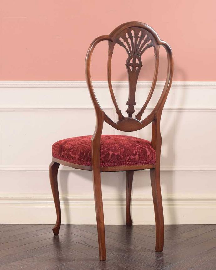 サロンチェア　アンティーク チェア　イギリスで出会ったアンティークの椅子、ヘップルホワイトチェア。後ろ姿にも自信アリ並べた時に後ろから見ることも多い椅子。(k-1377-c)