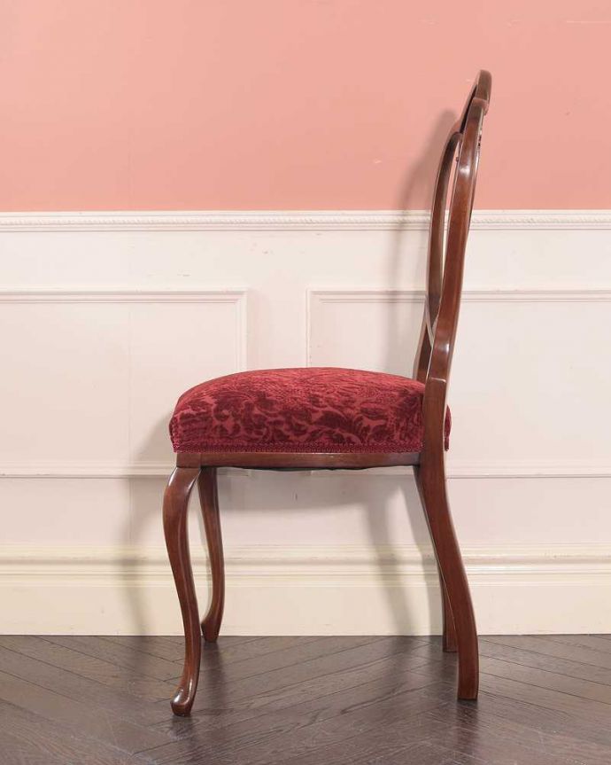 サロンチェア　アンティーク チェア　イギリスで出会ったアンティークの椅子、ヘップルホワイトチェア。横から見ても優雅な立ち姿背もたれがカーブしているので楽です。(k-1377-c)