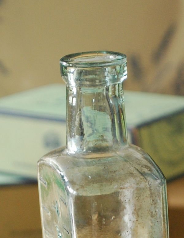 一輪挿しに使えるアンティークボトル、目盛り付きガラスボトル「TABLE SPOON」(k-1377-z)｜アンティーク雑貨