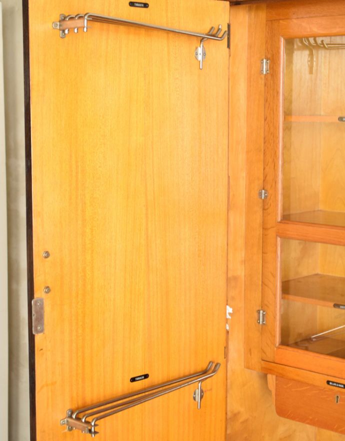アンティークのキャビネット　アンティーク家具　COMPACTOM（コンパクトム）の洋服箪笥、機能的で美しいアンティーク　ワードローブ。左扉の内側のバーは上下２ヶ所にあります。(k-1379-f)