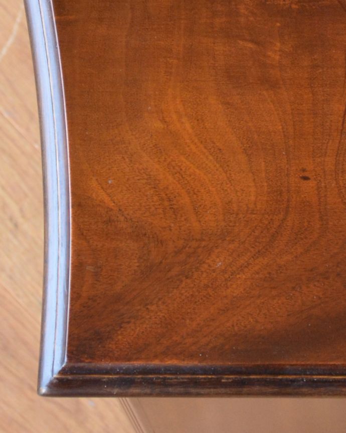 アンティークのチェスト　アンティーク家具　マホガニー材の木目に惚れこんだ英国の4段チェスト、アンティーク家具。さり気なく入った装飾。(k-1381-f-1)
