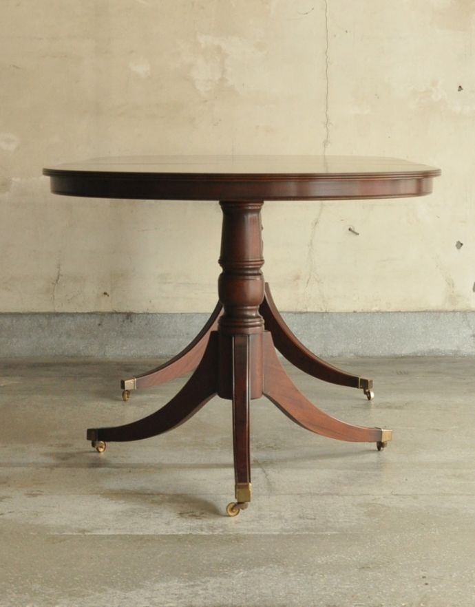 アンティークのテーブル　アンティーク家具　アンティークの英国家具、美しい脚が特徴的な伸張式のダイニングテーブル。サイドから見るとこんな感じです。(k-1385-f)