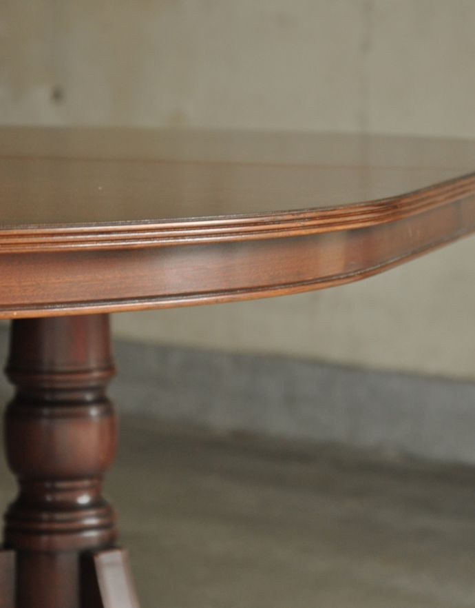 アンティークのテーブル　アンティーク家具　アンティークの英国家具、美しい脚が特徴的な伸張式のダイニングテーブル。落ち着きのある茶色なので上品です。(k-1385-f)