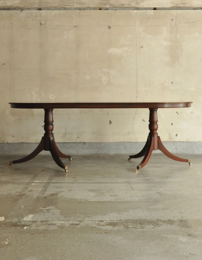 アンティークのテーブル　アンティーク家具　アンティークの英国家具、美しい脚が特徴的な伸張式のダイニングテーブル。英国のカッコ良く、エレガントな家具は、合わせる椅子によっても雰囲気が異なります。(k-1385-f)