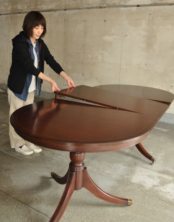 アンティークのテーブル　アンティーク家具　アンティークの英国家具、美しい脚が特徴的な伸張式のダイニングテーブル。組み立ては、補助の天板を差し込むだけです。(k-1385-f)