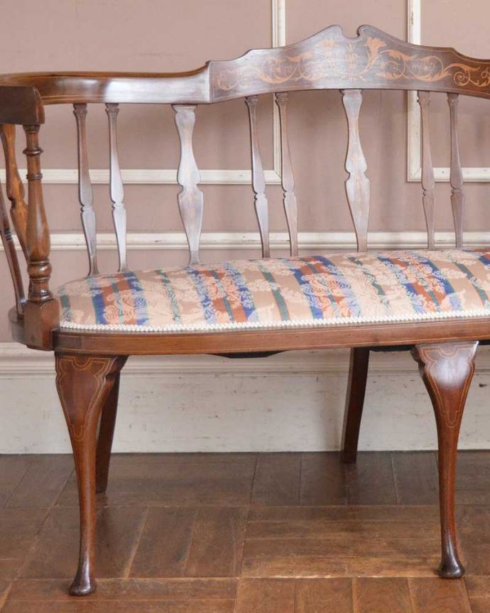 セティ・ソファ・ベンチ　アンティーク チェア　1890年代の英国輸入家具、優雅なアンティークチェア、背もたれの美しいセティ。どこを切り取っても美しいシルエットアンティークの椅子らしい高級感が溢れるフォルム。(k-1386-c)