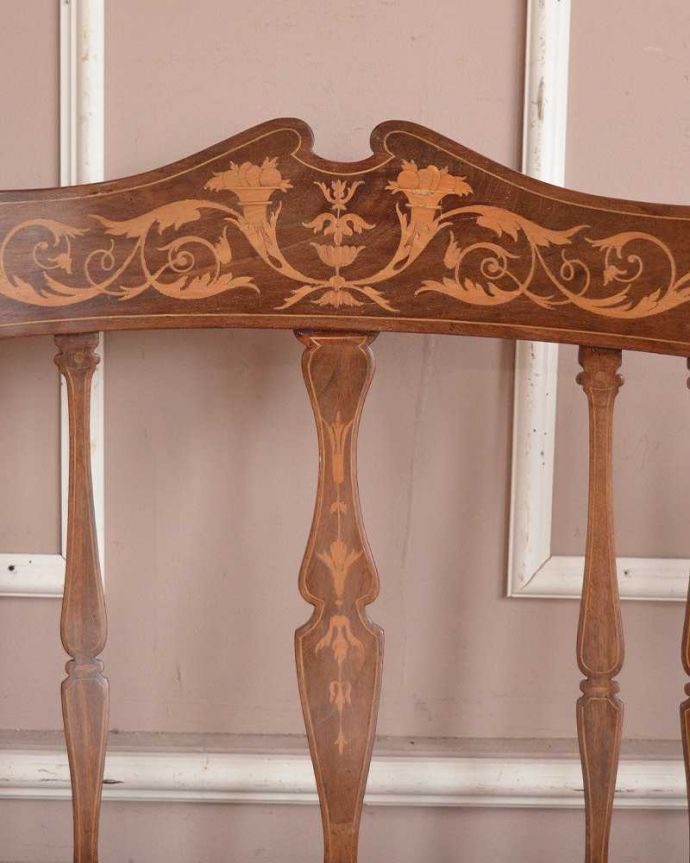 セティ・ソファ・ベンチ　アンティーク チェア　1890年代の英国輸入家具、優雅なアンティークチェア、背もたれの美しいセティ。華やかな象嵌の模様木を組み合わせることで作る象嵌で描かれた模様。(k-1386-c)