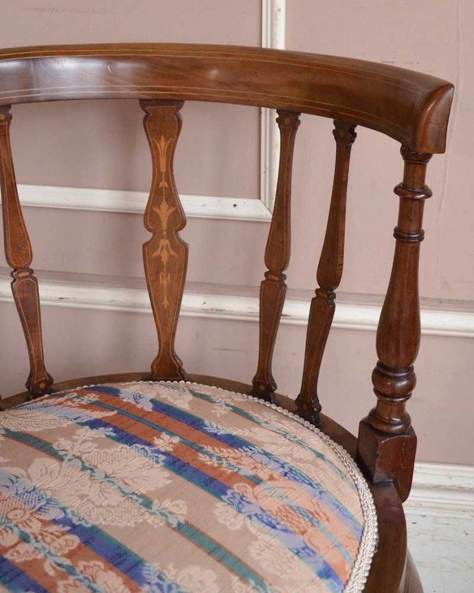 セティ・ソファ・ベンチ　アンティーク チェア　1890年代の英国輸入家具、優雅なアンティークチェア、背もたれの美しいセティ。デザインされたアーム部分肘を掛けれるようにデザインされたアームの形まで優雅なんです。(k-1386-c)