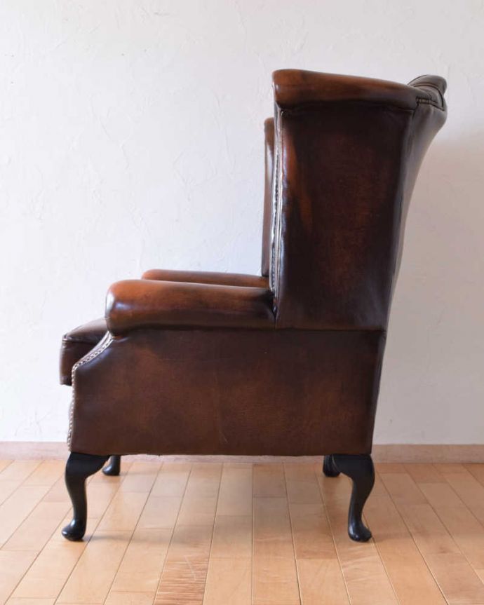 チェスターフィールド　アンティーク チェア　アンティークのカッコイイ革張りソファ、ゆったり座る事ができるウイングバックチェア。サイドから見ても絵になっちゃう。(k-1387-c)