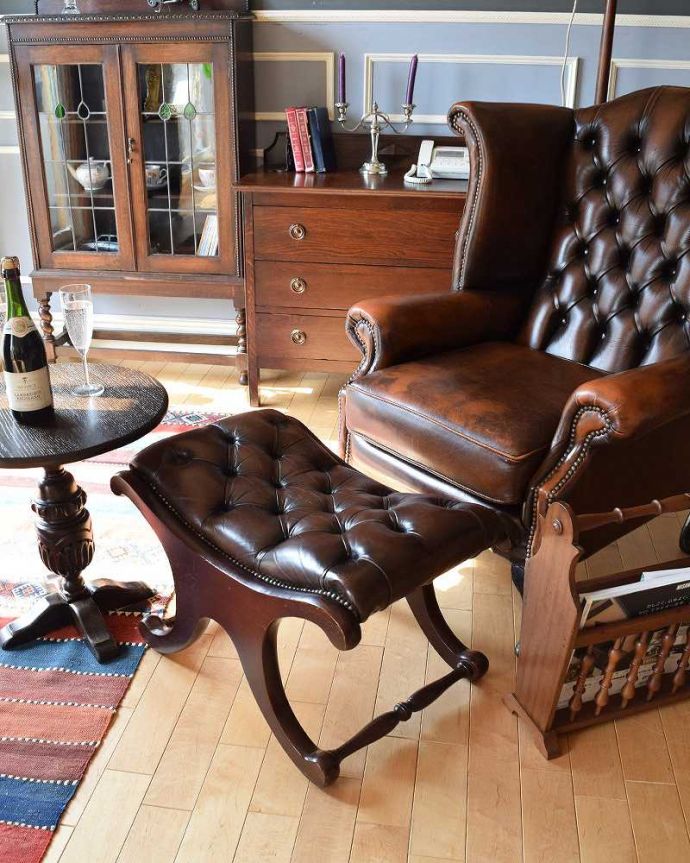 チェスターフィールド　アンティーク チェア　アンティークのカッコイイ革張りソファ、ゆったり座る事ができるウイングバックチェア。英国スタイルのお部屋の主役になります。(k-1387-c)