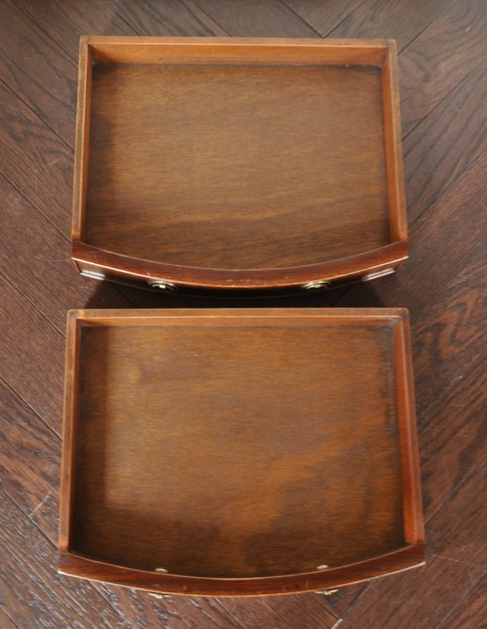 アンティークのチェスト　アンティーク家具　マホガニー材を使った美しいアンティークのベッドサイドチェスト（ナイトテーブル）。引き出しは２杯。(k-1387-f)