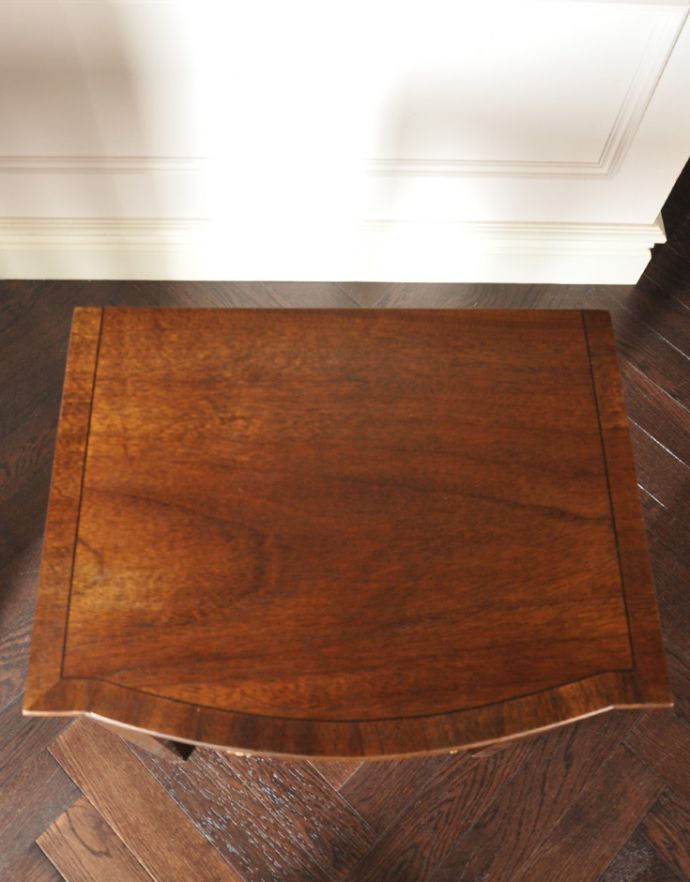 アンティークのチェスト　アンティーク家具　マホガニー材を使った美しいアンティークのベッドサイドチェスト（ナイトテーブル）。天板も木目がキレイです。(k-1387-f)