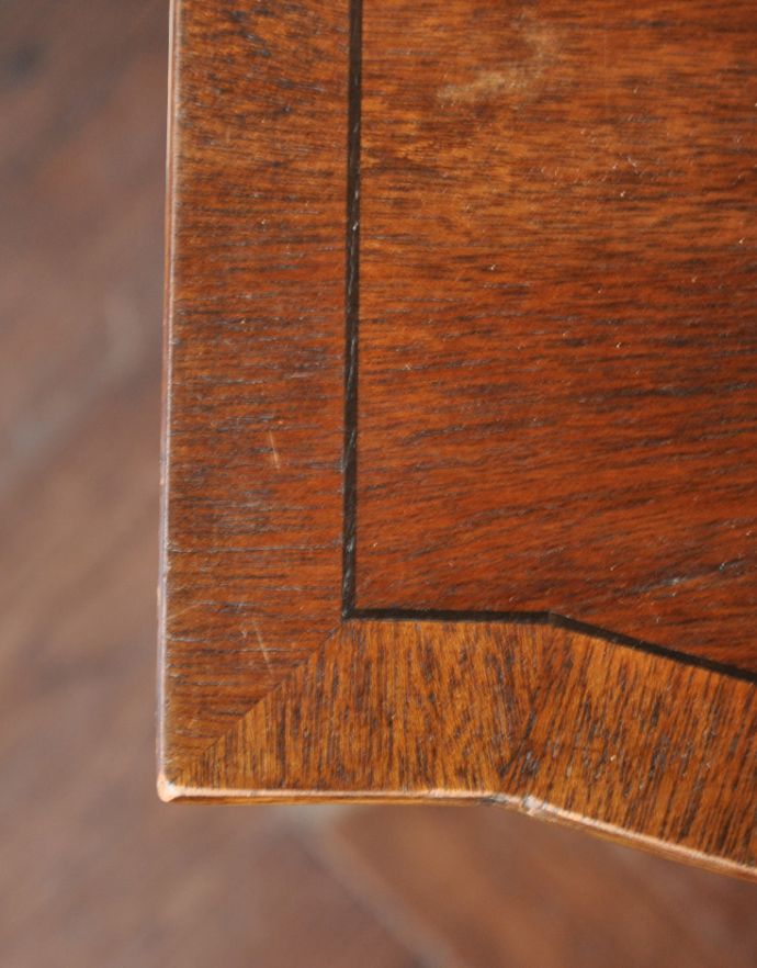 アンティークのチェスト　アンティーク家具　マホガニー材を使った美しいアンティークのベッドサイドチェスト（ナイトテーブル）。天板にもカッティングが施されていて、上品です。(k-1387-f)