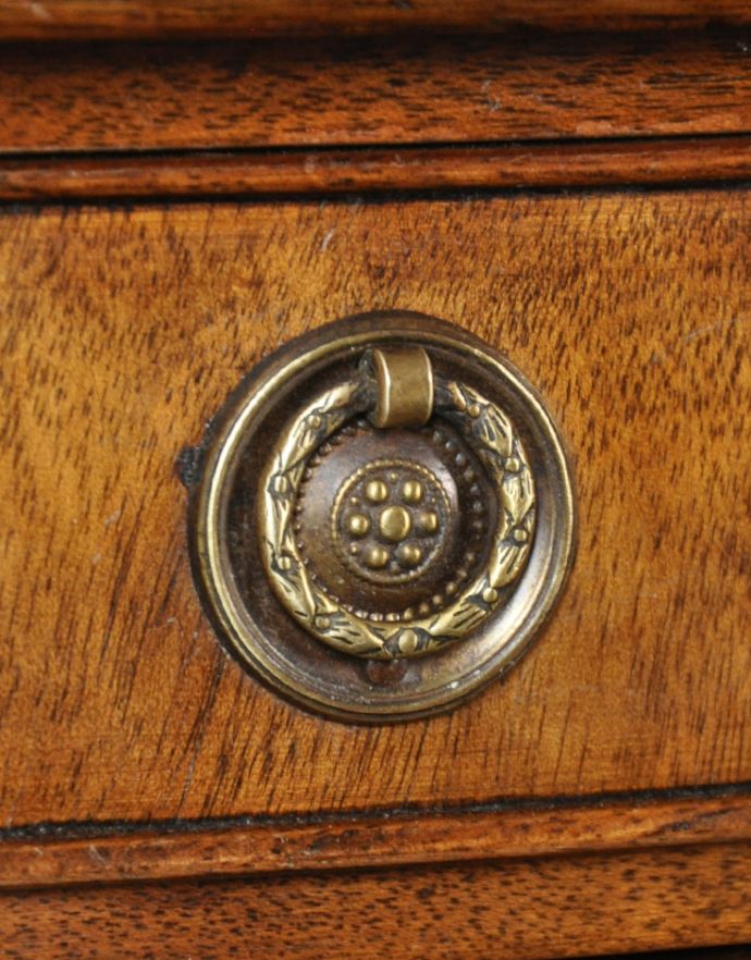 アンティークのチェスト　アンティーク家具　マホガニー材を使った美しいアンティークのベッドサイドチェスト（ナイトテーブル）。アンティークの装飾がオシャレな取っ手です。(k-1387-f)