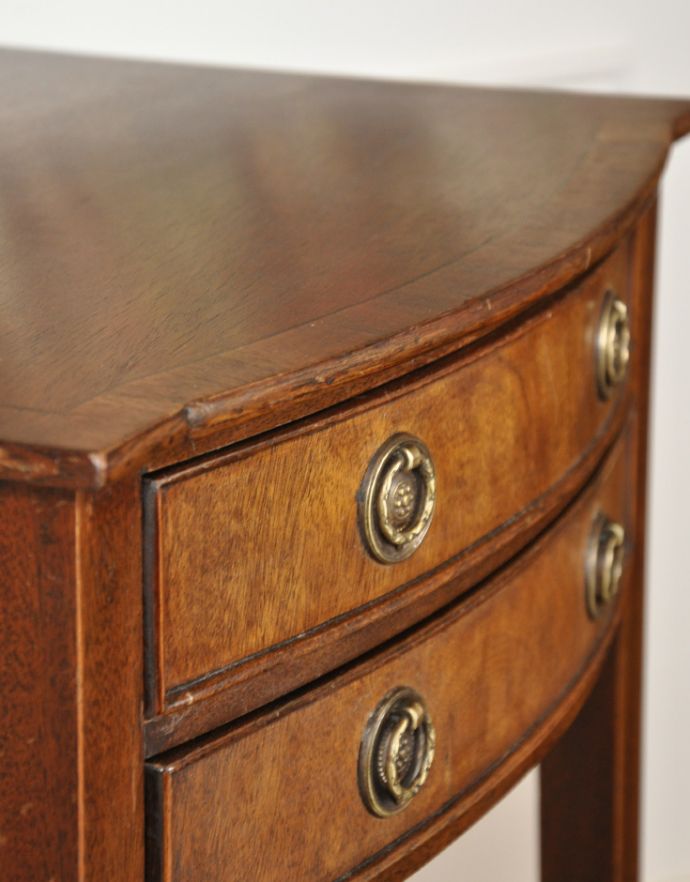 アンティークのチェスト　アンティーク家具　マホガニー材を使った美しいアンティークのベッドサイドチェスト（ナイトテーブル）。マホガニー材の特徴である、美しい木目と艶が引き出されています。(k-1387-f)