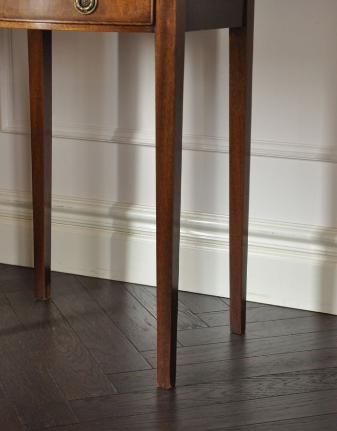 アンティークのチェスト　アンティーク家具　マホガニー材を使った美しいアンティークのベッドサイドチェスト（ナイトテーブル）。スラリと伸びた美しい脚。(k-1387-f)
