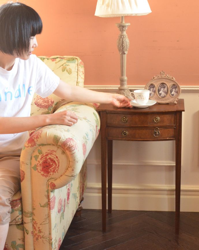 アンティークのチェスト　アンティーク家具　マホガニー材を使った美しいアンティークのベッドサイドチェスト（ナイトテーブル）。サイドテーブルがあれば、ソファに座ったまま飲み物や読みかけの本を置けて便利（モデルの身長は161cmです）。(k-1387-f)