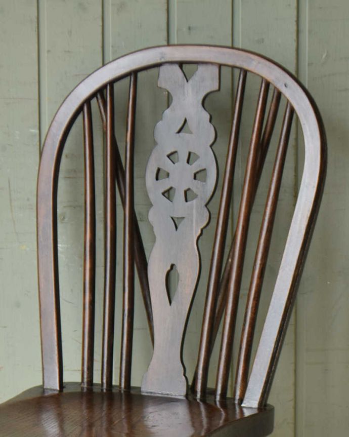 キッチンチェア　アンティーク チェア　車輪の背もたれのイギリスキッチンチェア、アンティークの板座椅子。どれもキレイに仕上げています。(k-1388-c)