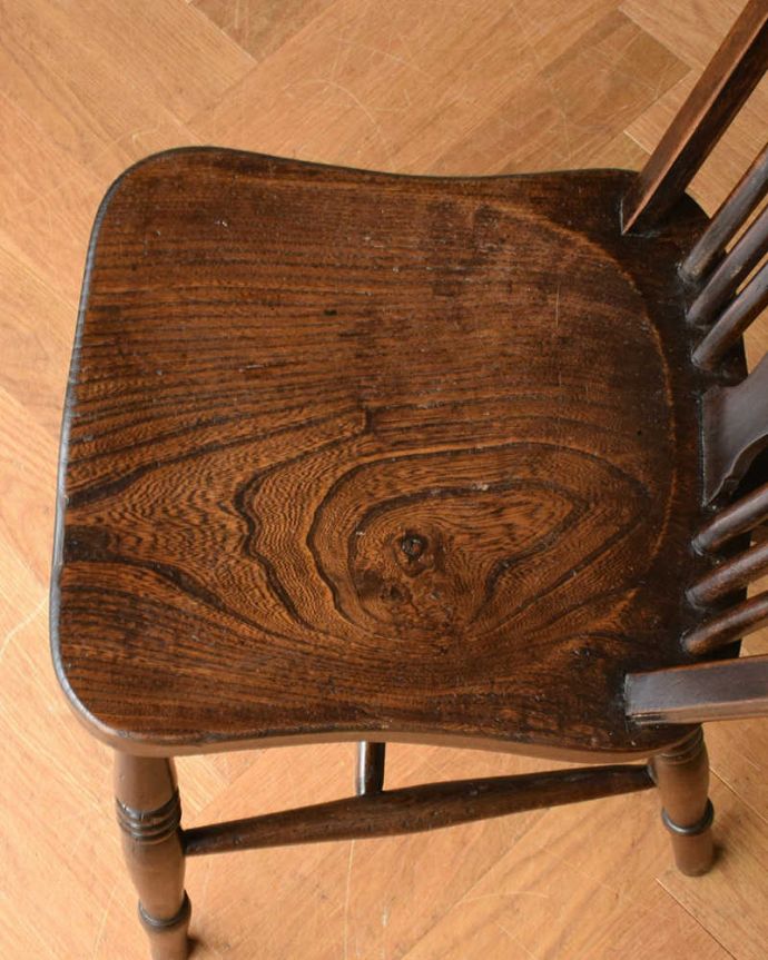 キッチンチェア　アンティーク チェア　車輪の背もたれのイギリスキッチンチェア、アンティークの板座椅子。丸い座面なので、小さいお子様がいるご家庭でも安心です。(k-1388-c)