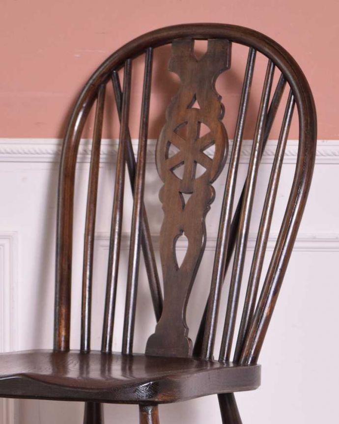 キッチンチェア　アンティーク チェア　透かし彫りが美しいイギリスキッチンチェア、アンティークの板座椅子。背もたれのデザインに注目！やっぱり一番の特長は背もたれに描かれたホイール（車輪）のデザイン。(k-1389-c)