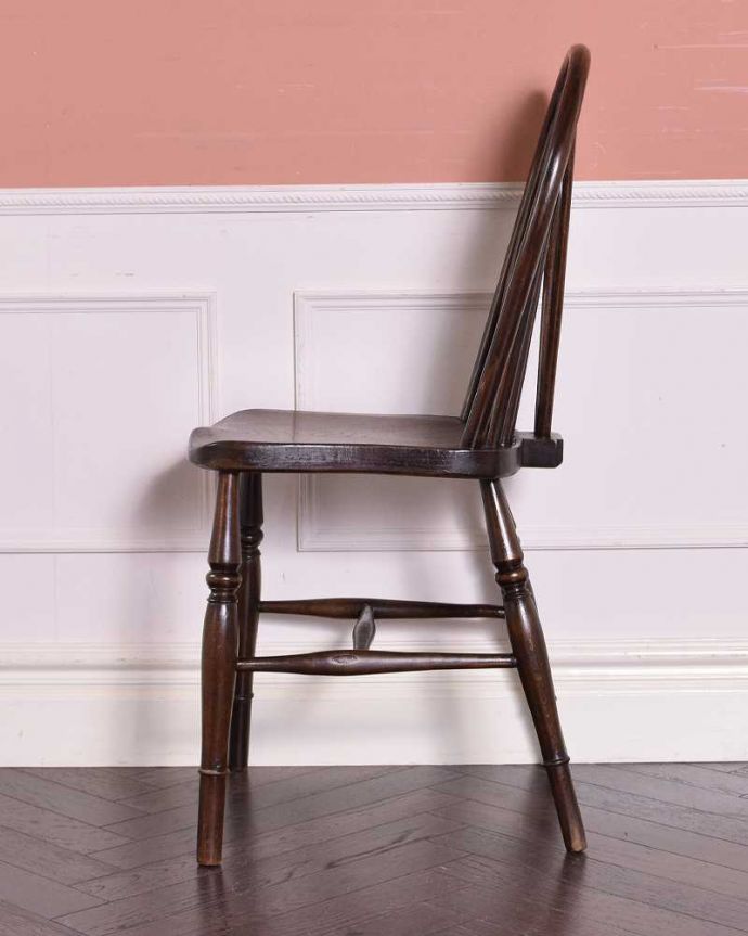 キッチンチェア　アンティーク チェア　透かし彫りが美しいイギリスキッチンチェア、アンティークの板座椅子。横から見るとこんな感じですホイールバックチェアは横顔だって美しいんです。(k-1389-c)