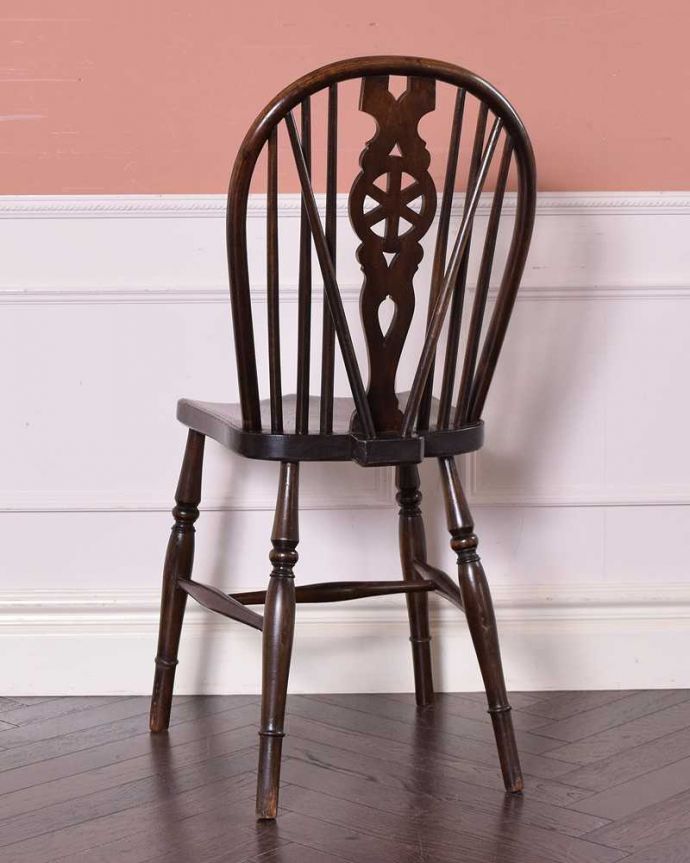 キッチンチェア　アンティーク チェア　透かし彫りが美しいイギリスキッチンチェア、アンティークの板座椅子。後ろ姿にも自信アリ！並べた時に後ろから見ることも多い椅子。(k-1389-c)