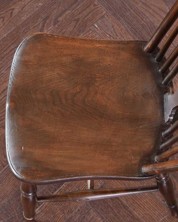 キッチンチェア　アンティーク チェア　透かし彫りが美しいイギリスキッチンチェア、アンティークの板座椅子。座面に隠されたヒミツ座繰りと言って、お尻と太もも部分に彫が入っているんです。(k-1389-c)