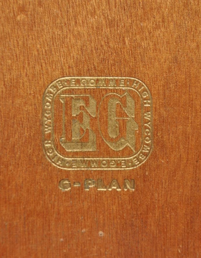 G-PLAN(Gプラン)　アンティーク家具　トラー＆ブラックの4段チェスト、G-ＰＬＡＮのヴィンテージ家具。『G-PLAN』のマークがキレイに残っていました。(k-1389-f)